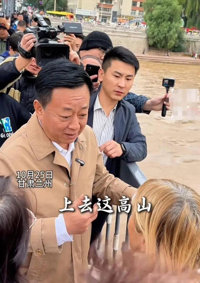 满脸横肉眼睛肿大陪维娜打卡黄河被冷脸嫌弃米乐体育M6直播平台60岁朱军现身兰州(图3)