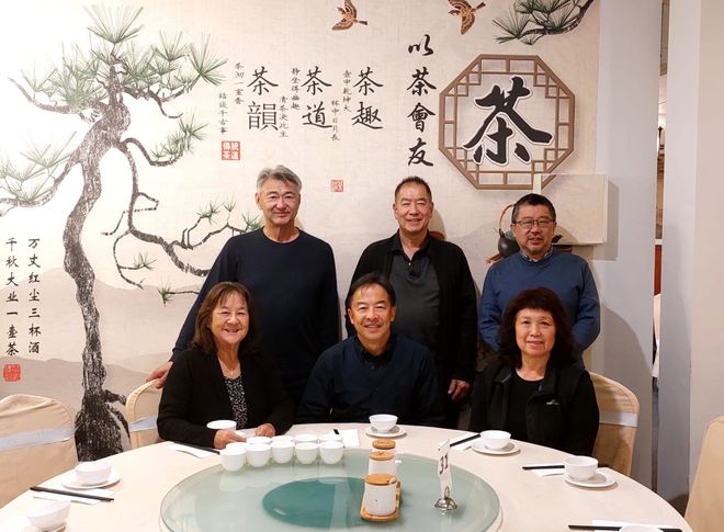 视台拍成纪录片！“为了见女友当年跟岳父学的……”米乐m6登录入口华人“土法烧猪”