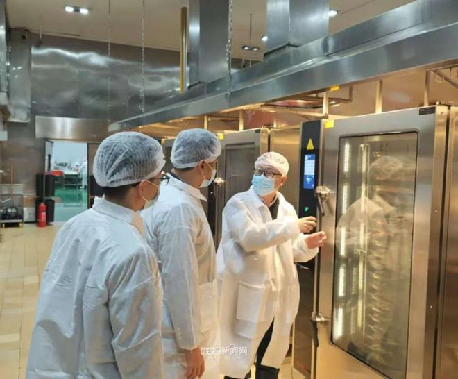 品进班前要测温｜记者亲测开学“第一餐”米乐m6登录入口上新设备煎炸变蒸烤、餐(图5)